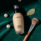 MAC Matchmaster SPF 15 Foundation – Shade NC25 | Medium Buildable Coverage, Demi-Matte Finish, Tone-Adapting Technology, Oil-Free, Long-Wearing