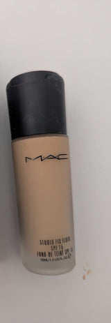 MAC Studio Fix Fluid SPF 15 Foundation – Shade NC20 | 24-Hour Wear, Oil-Free, Natural Matte Finish, Medium-to-Full Coverage, 30ml