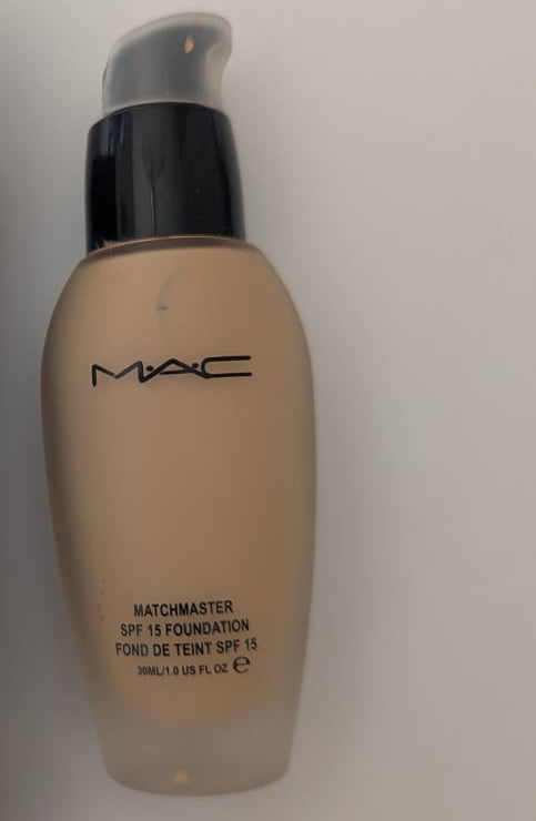 MAC Matchmaster SPF 15 Foundation – Shade NC25 | Medium Buildable Coverage, Demi-Matte Finish, Tone-Adapting Technology, Oil-Free, Long-Wearing