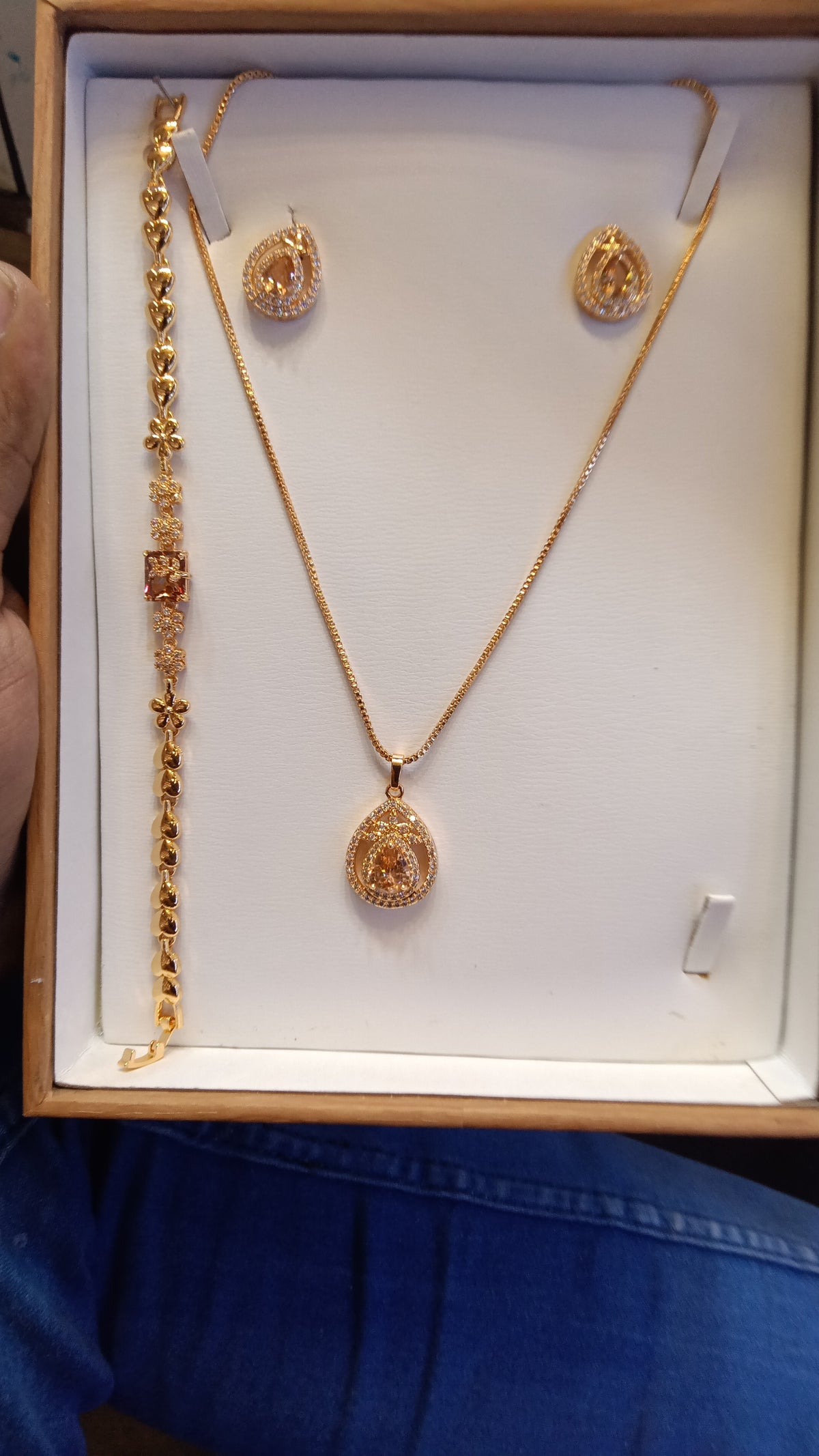 Trending Champagne Brown Zircon Stone wala 4-in-1 complete set. Gold plated, long lasting color. Shaadi, Party, Eid, Gift ke liye perfect