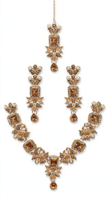 Premium Champagne & Pearl Bridal Set - Necklace + Earrings + Maang Tikka. Square champagne zircon, floral leaf design, small moti pearls, teardrop pendant. Shadi/Party ke liye royal look.